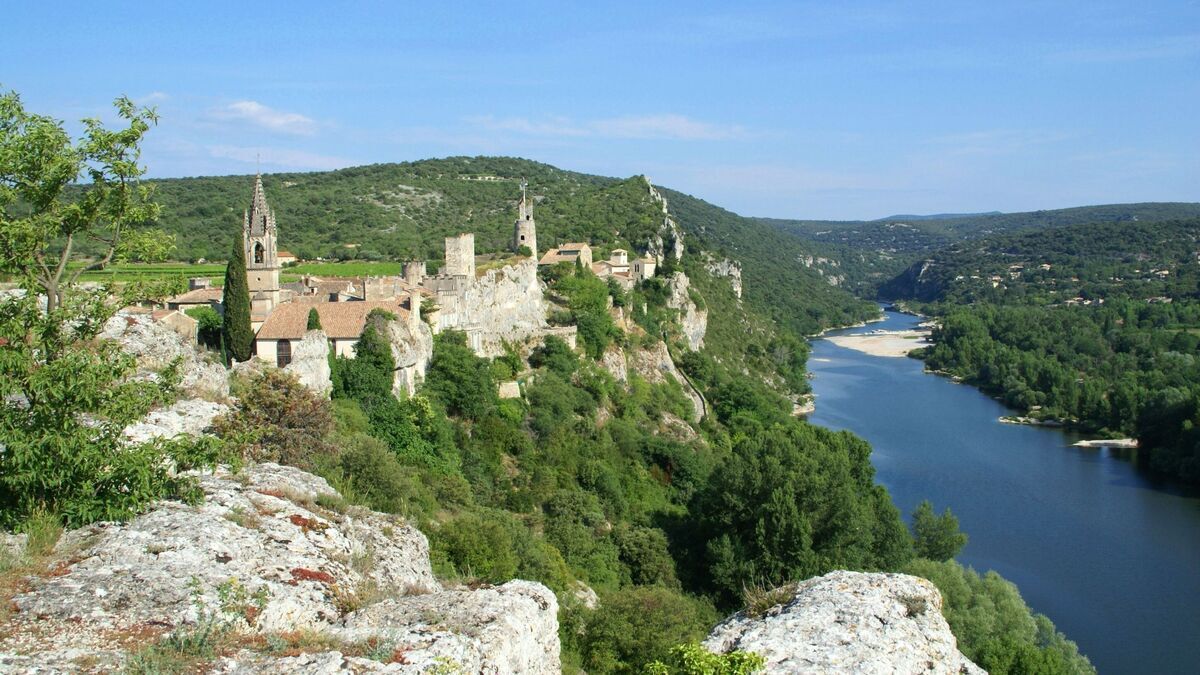 Le secret méditerranéen du Gard : ce village est un des **plus beaux de France**, à deux pas de la merÂ