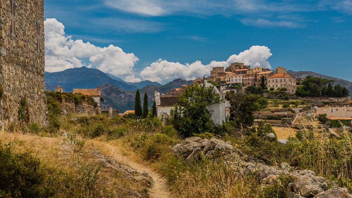En Haute-Corse, ce **plus beau village de France** est un nid d’aigle avec des vues imprenables sur la mer