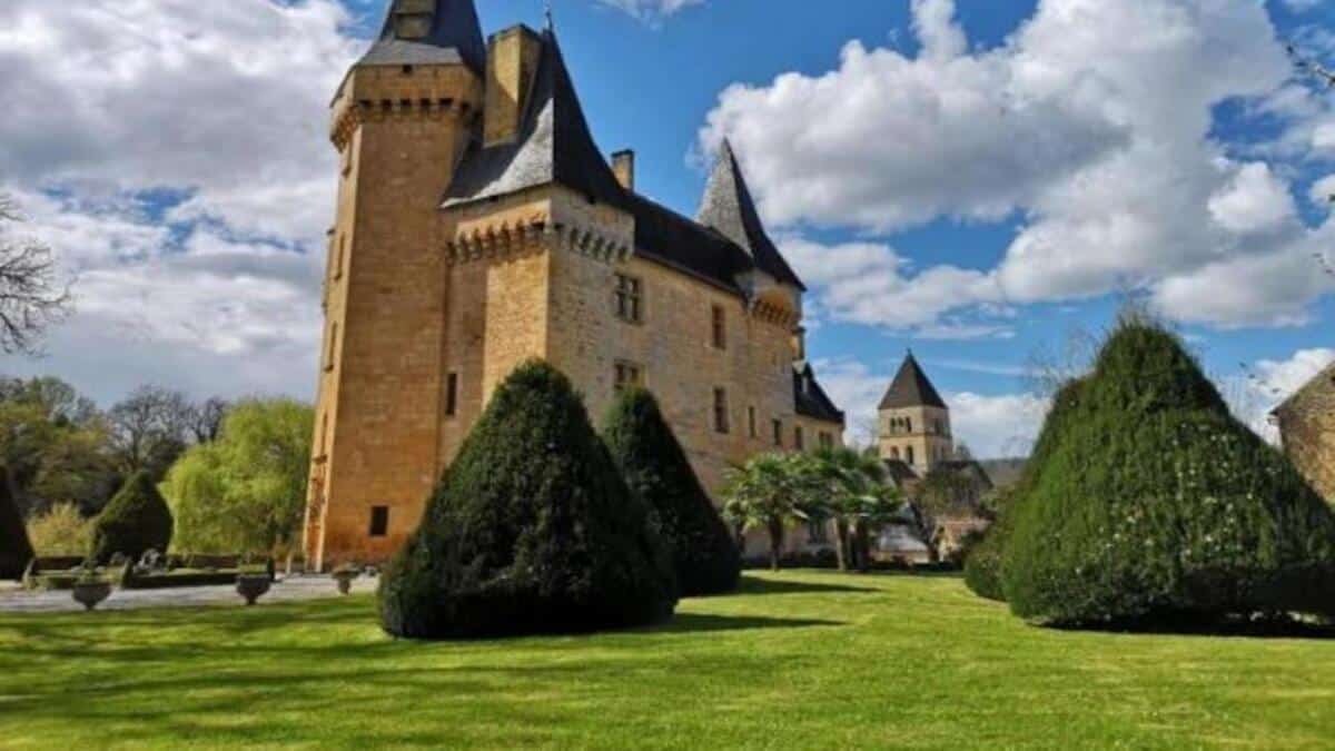 Ce plus beau village de France de Dordogne est un village au bord de la Vézère, un lieu de quiétude