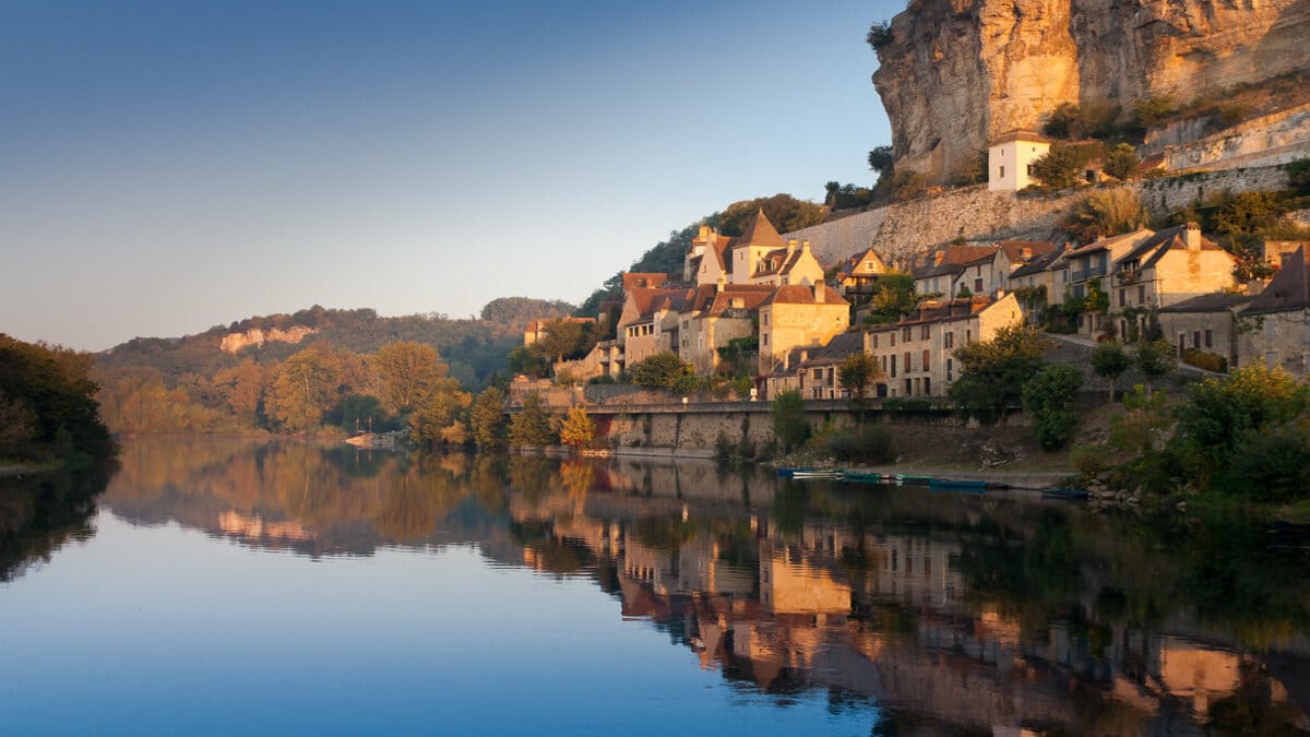 Ce plus beau village de France en Dordogne, dominé par son château, est une porte vers la richesse fluviale