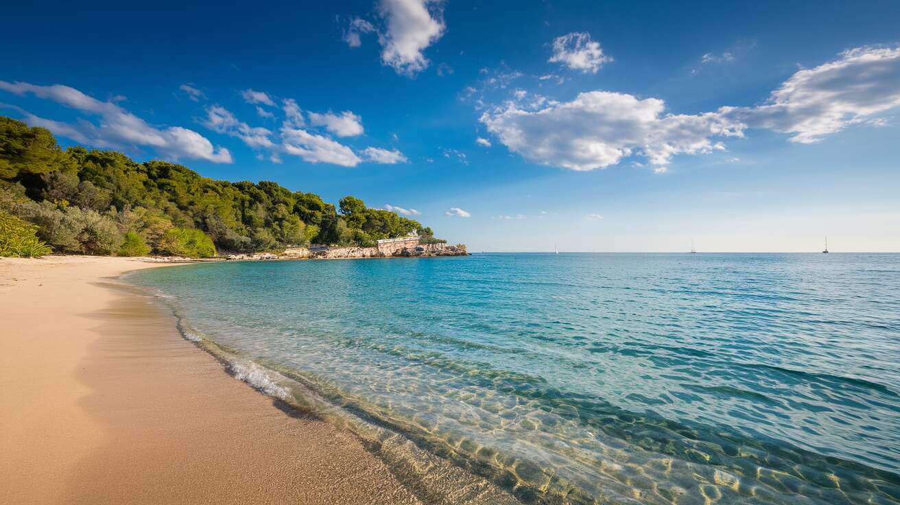 Cette plage du Var, cachée derrière un camping, est un secret jalousement gardé
