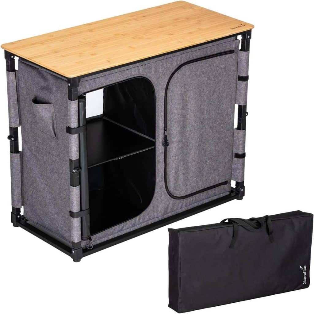 Test de l'armoire de camping Skandika Triabo : plan de travail en bambou et 4 compartiments