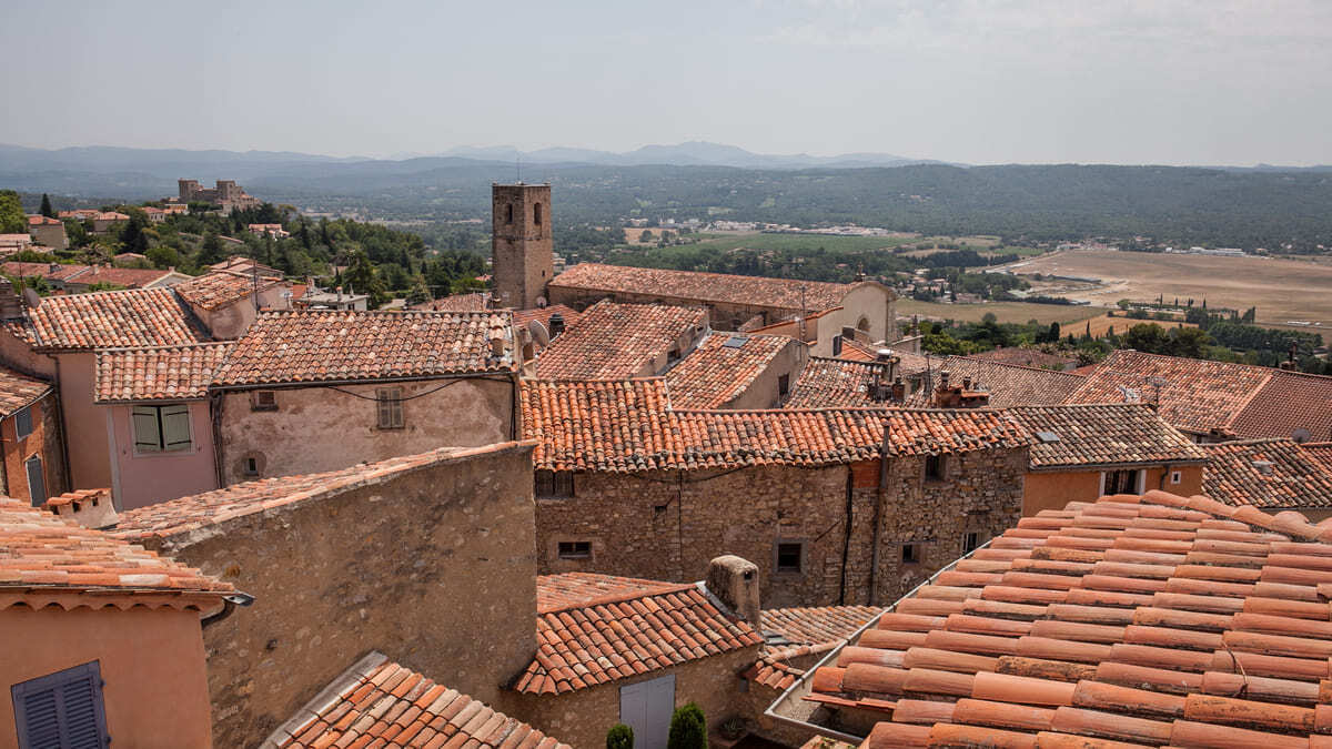 Ce village perché est le seul à être protégé par une double enceinte de rempartsÂ