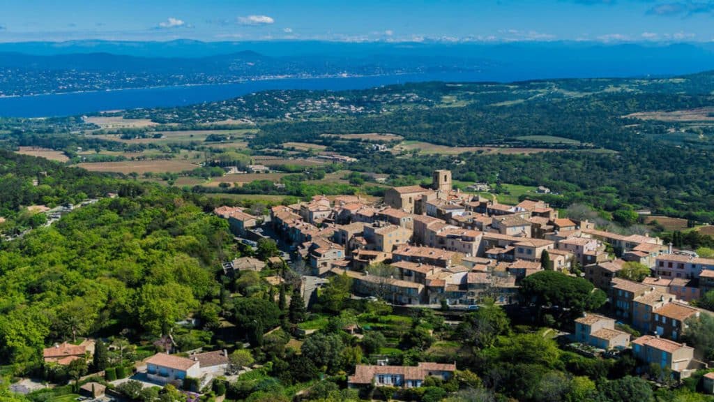 Le village où les stars viennent se cacher pour fuir l&rsquo;agitation de Saint-Tropez