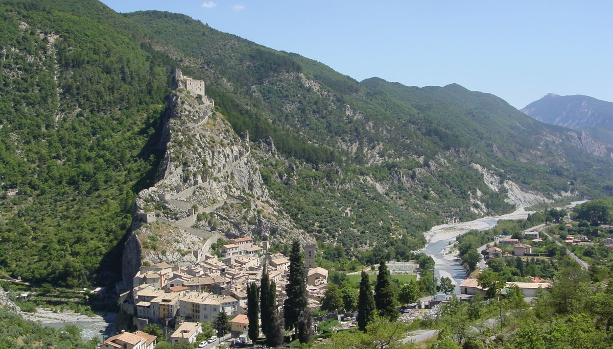 Ce village médiéval est le seul du Var à être entièrement entouré de ses remparts d&rsquo;origine 