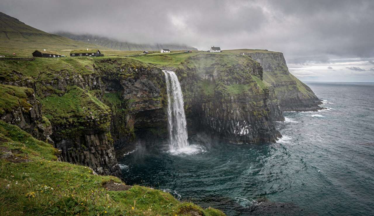 Admirer la cascade m&uacute;lafossur &agrave; g&aacute;sadalur