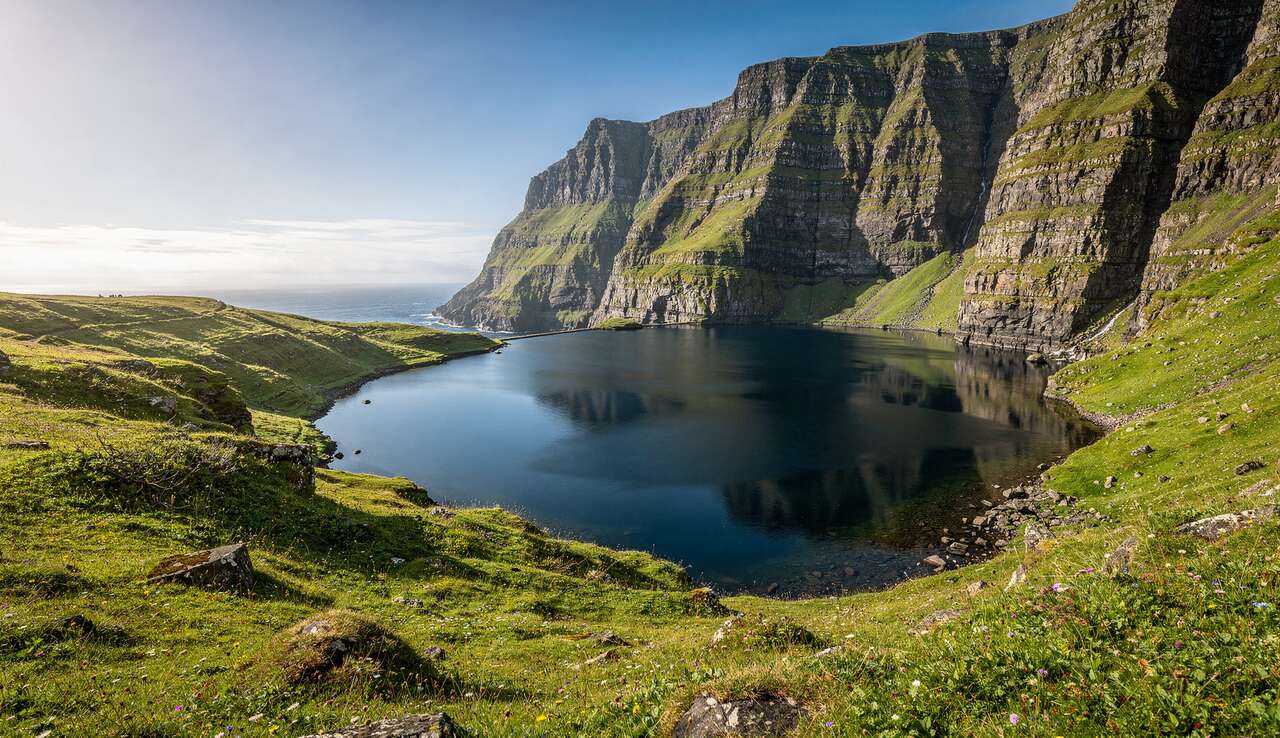 Contempler le lac s&oslash;rv&aacute;gsvatn et les falaises de tr&aelig;lan&iacute;pa
