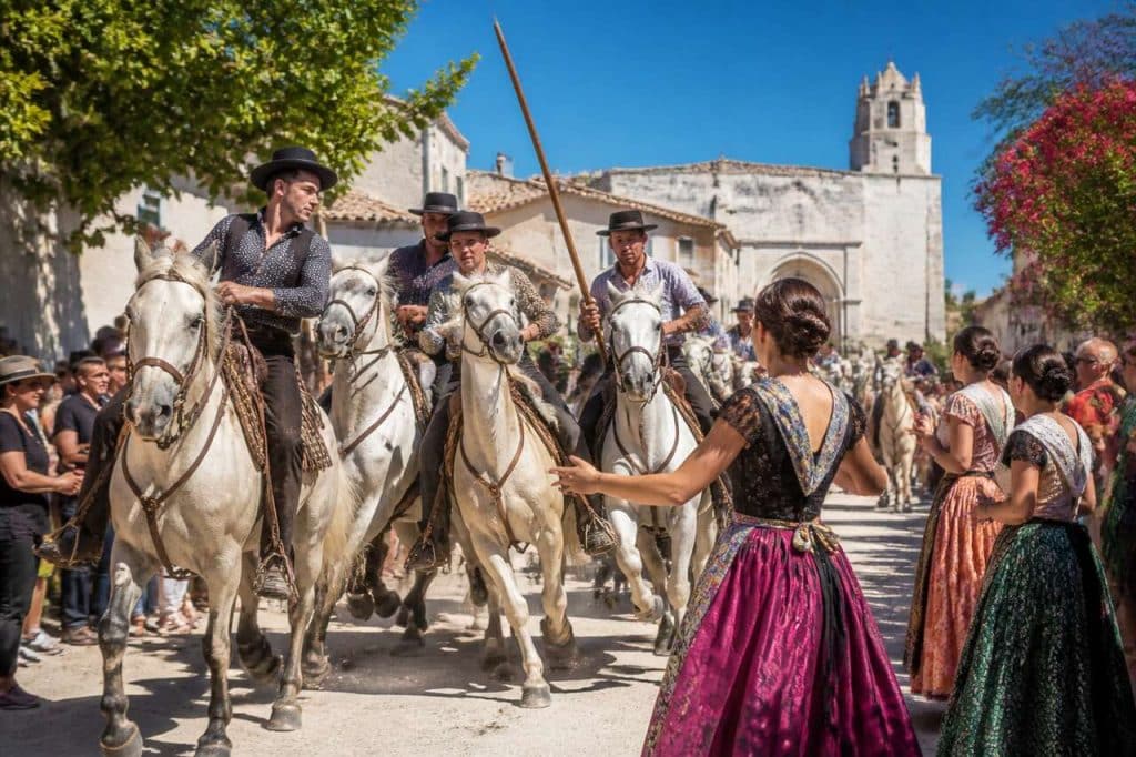 Découverte des traditions camarguaises : comment s'immerger dans les fêtes emblématiques en toute sécurité