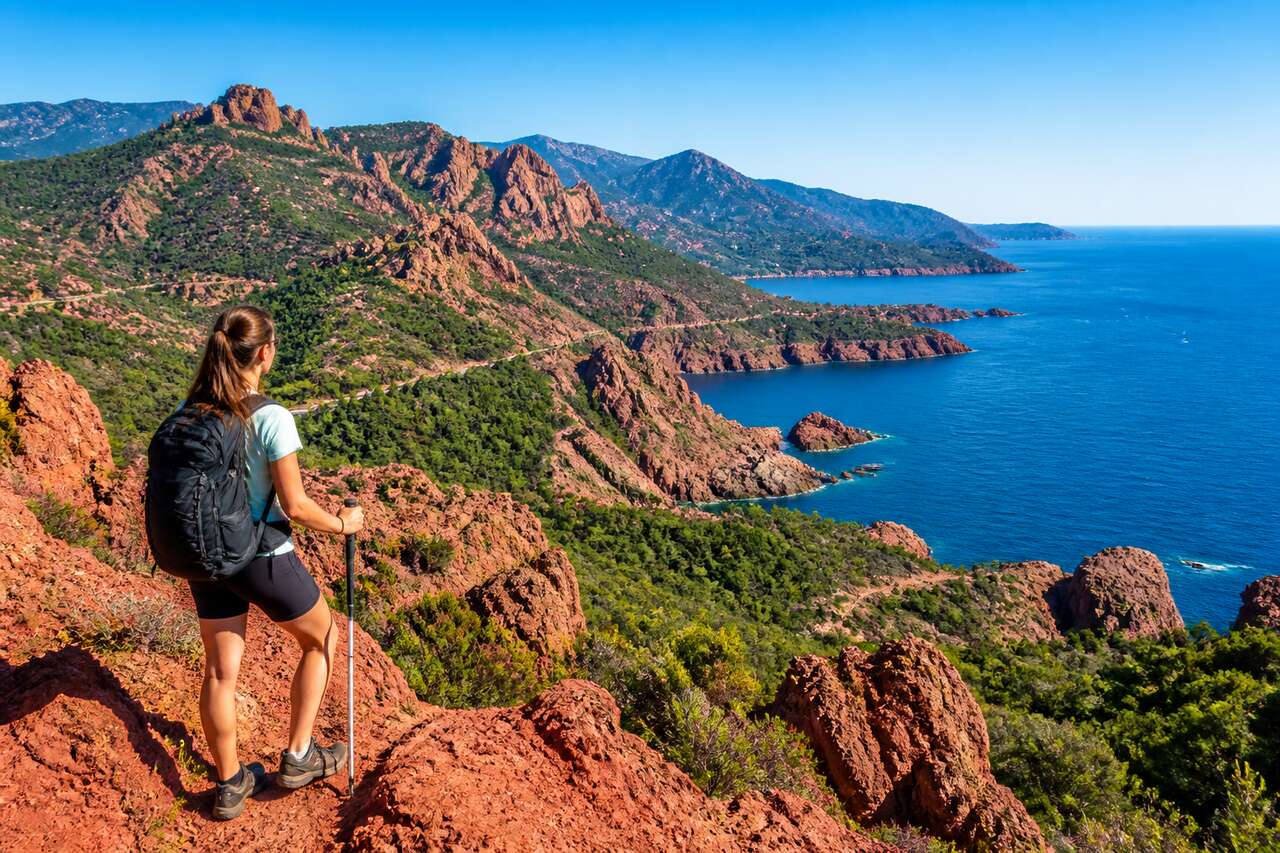 Randonnée dans le massif de l'Estérel : comment bien se préparer entre terre rouge et mer azur (eau, orientation et météo)