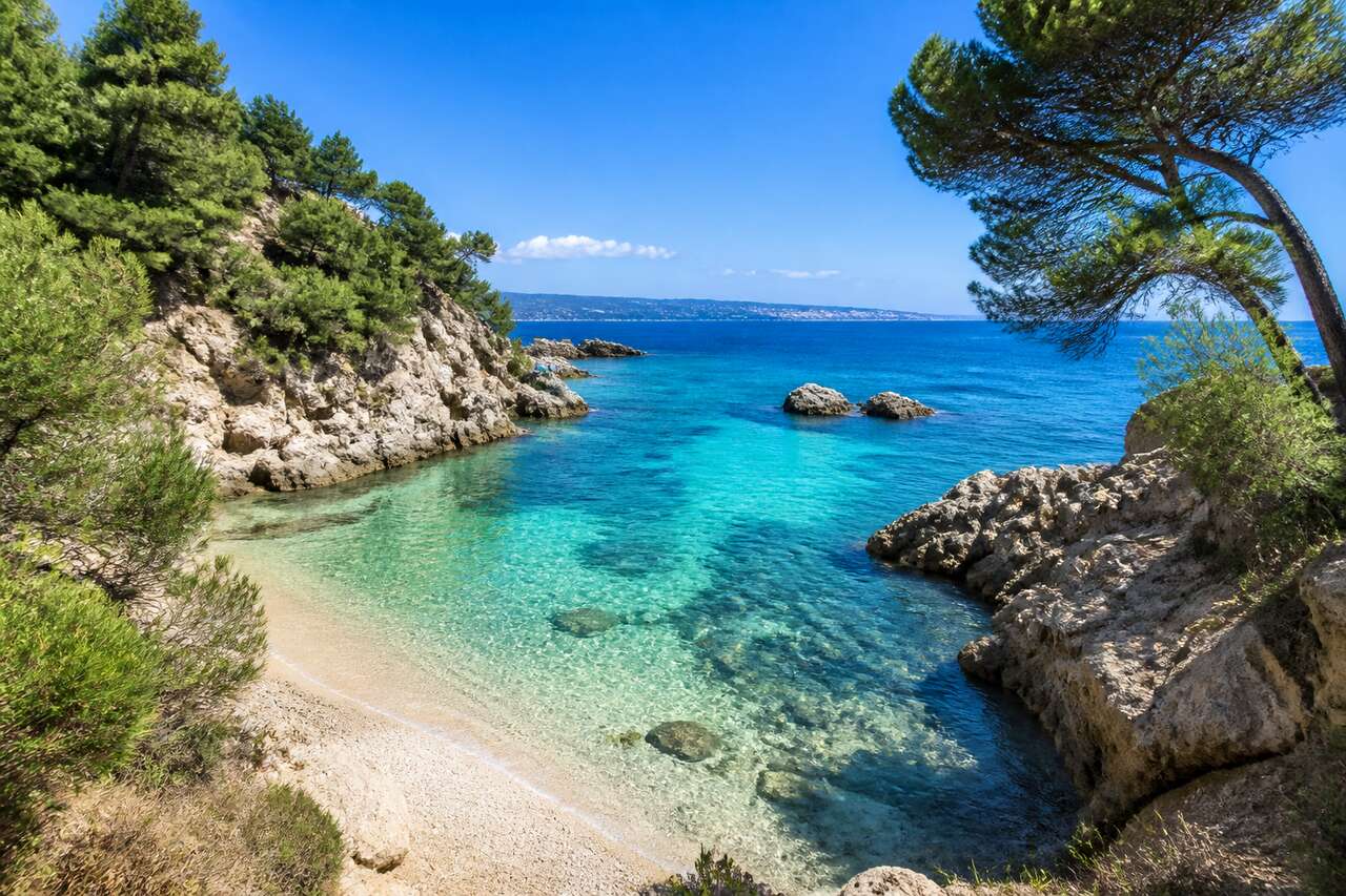 Les secrets cachés de Juan-les-Pins : explorez ses plages secrètes et criques isolées