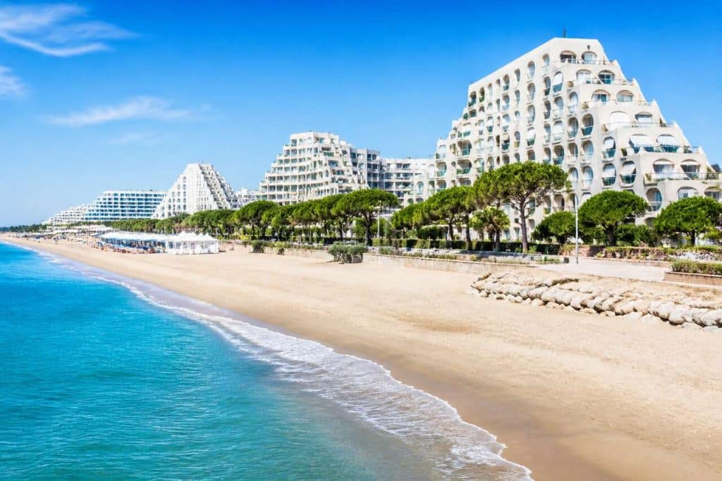 Les secrets cachés de la plage de la Grande-Motte : un voyage entre mer et architecture