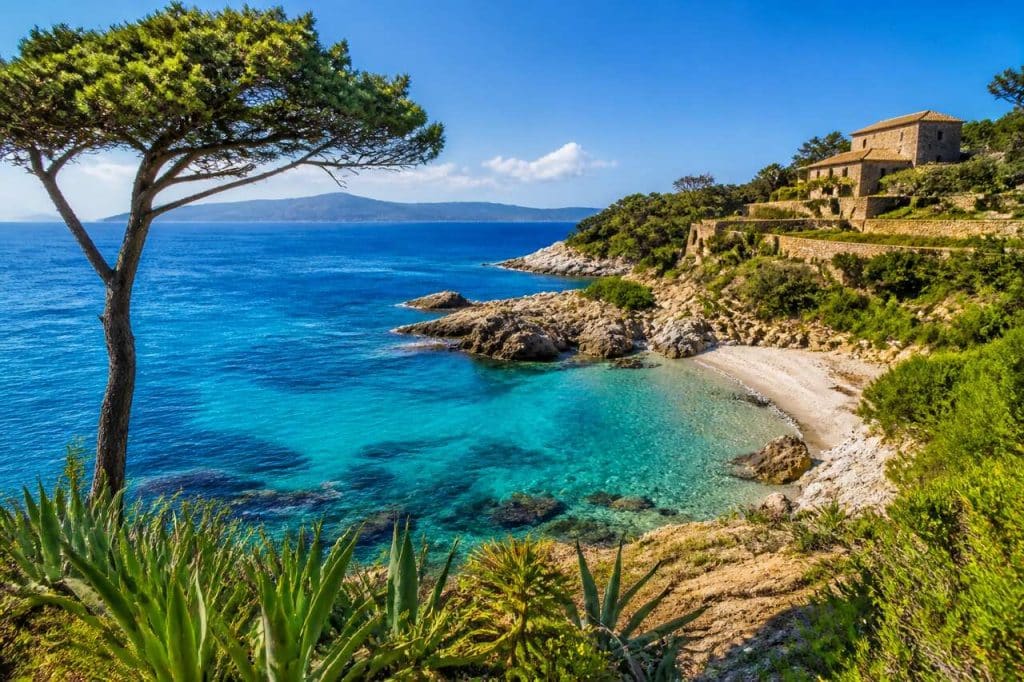 Découverte du paradis naturiste : plongez dans la culture de l'île du levant
