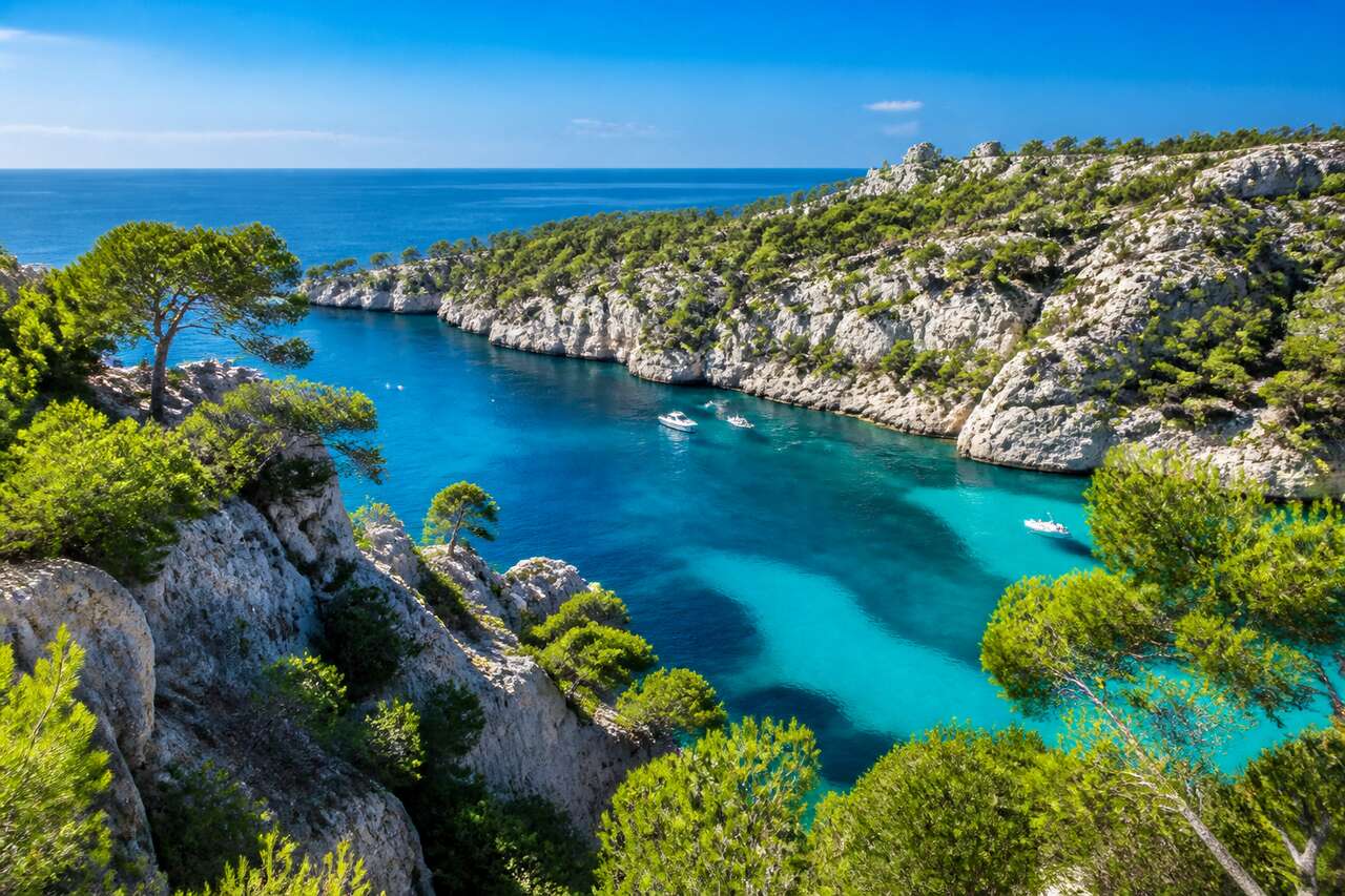 Exploration des calanques de Marseille : comment découvrir les trésors cachés en toute sécurité (accès, équipements et restrictions incendie)