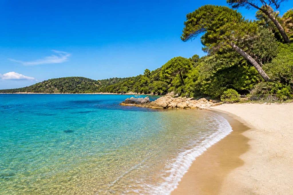 Découvrir la plage de Gigaro : un joyau caché de la côte varoise