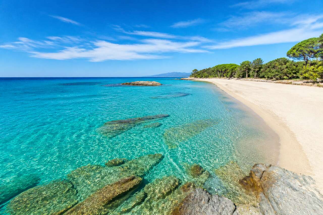 Évasion en Corse : découvrir la plage de Bravone autrement