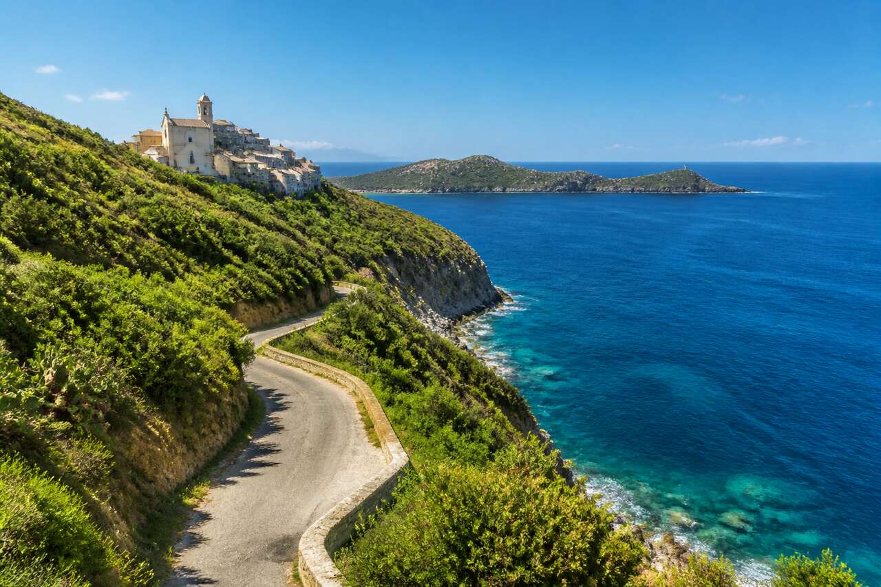 Les secrets cachés du Cap Corse : conseils pour explorer les villages authentiques et les routes sinueuses en toute sérénité