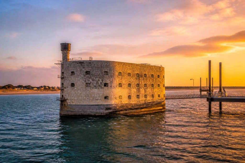 Aventures et mystères au cœur du fort boyard : découvrez l'île d'aix et ses alentours