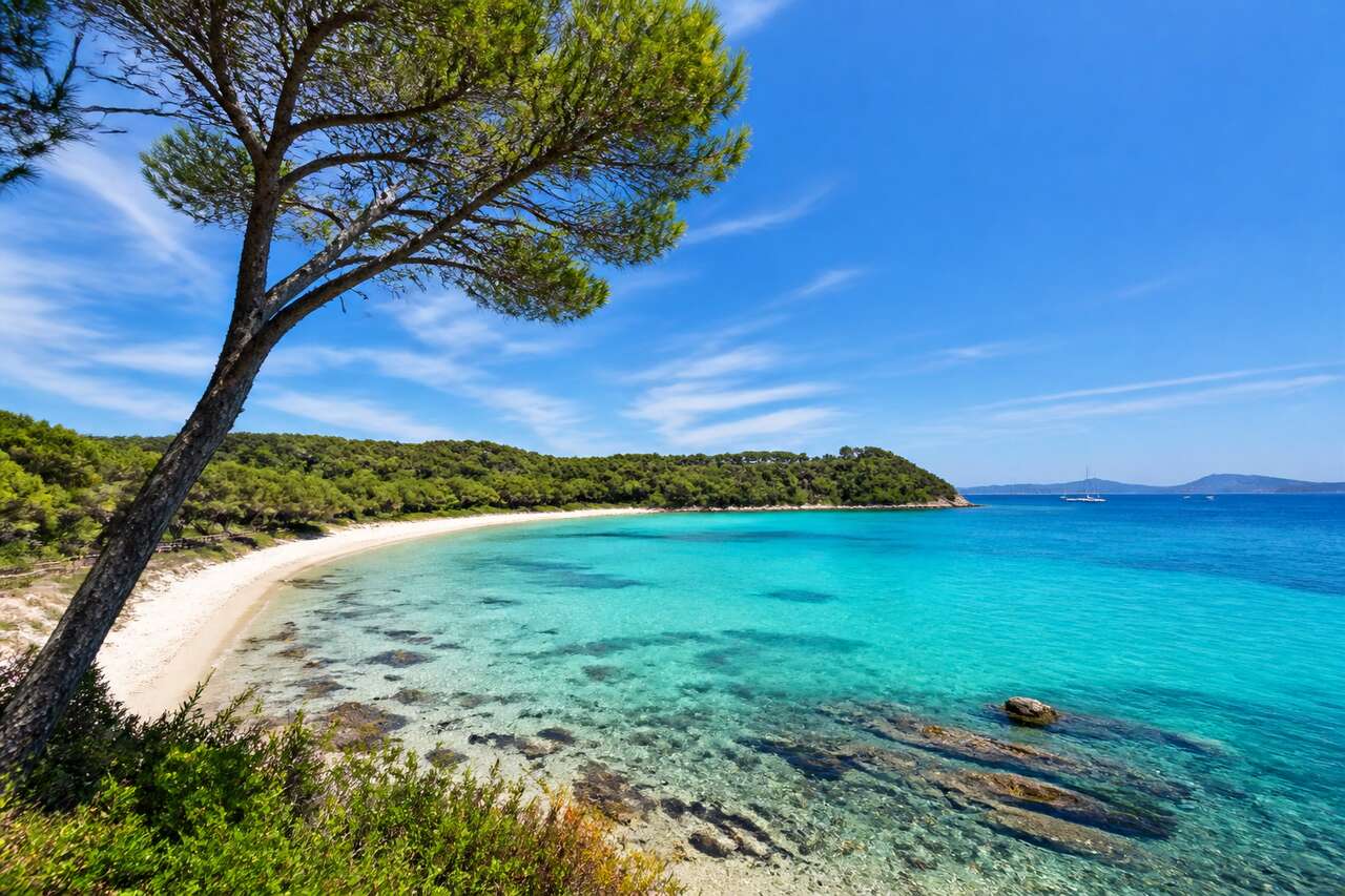 Détente et nature : exploration de la plage de notre-dame à porquerolles