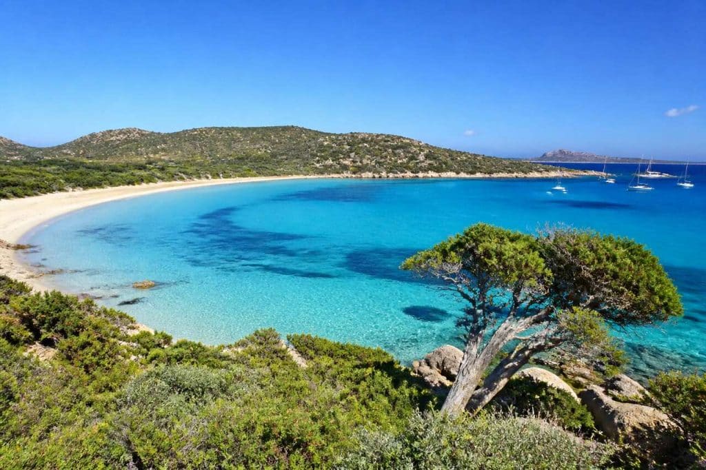 Les secrets cachés de la plage de Rondinara : un voyage sensoriel entre terre et mer