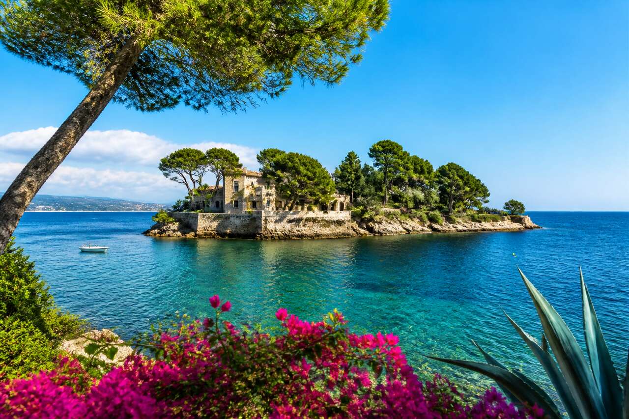 Explorer l'île de bendor : un joyau caché au large de la côte varoise