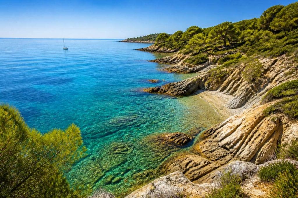 À la découverte des criques secrètes de Saint-Tropez : guide pratique pour arpenter le sentier des douaniers en toute sécurité