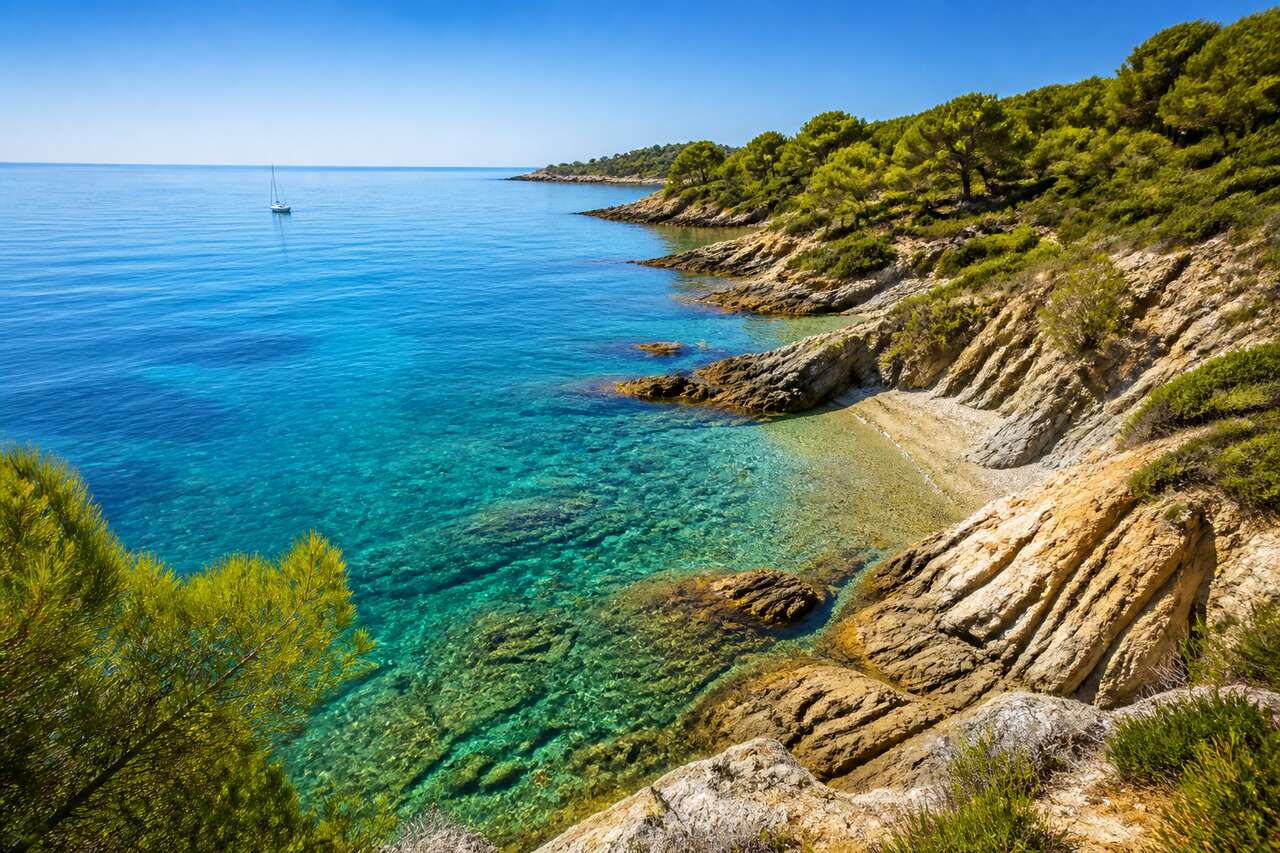À la découverte des criques secrètes de Saint-Tropez : guide pratique pour arpenter le sentier des douaniers en toute sécurité