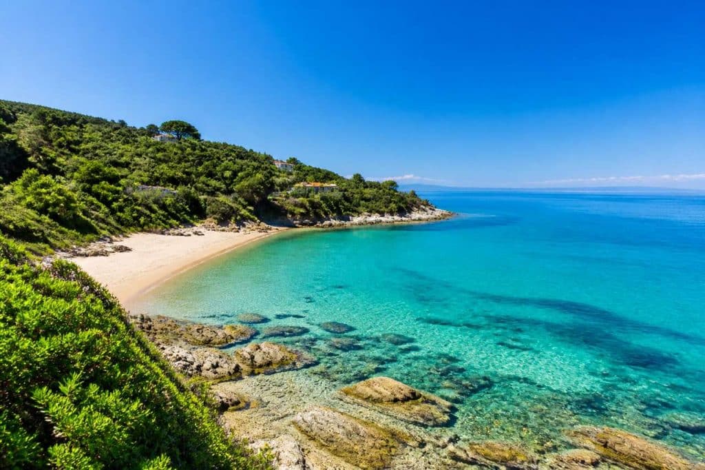 Découvrir la plage de Pietracorbara : un joyau caché de la Corse