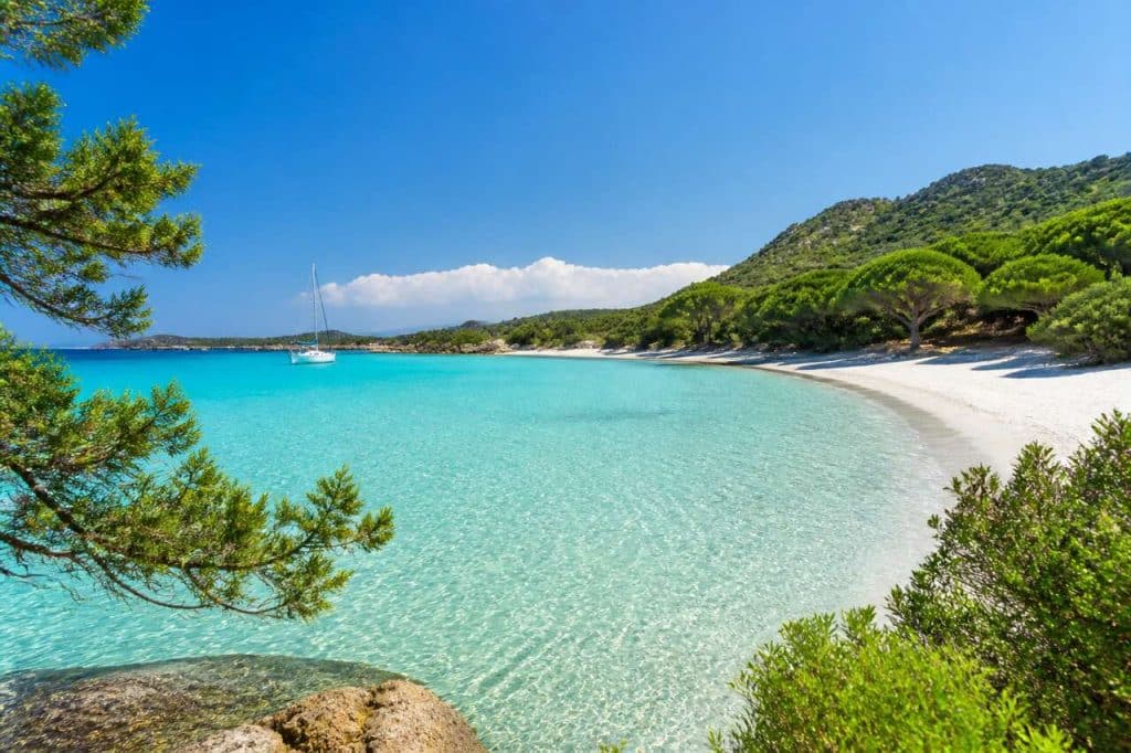 Les secrets cachés de Santa Giulia : découverte d'une plage magique