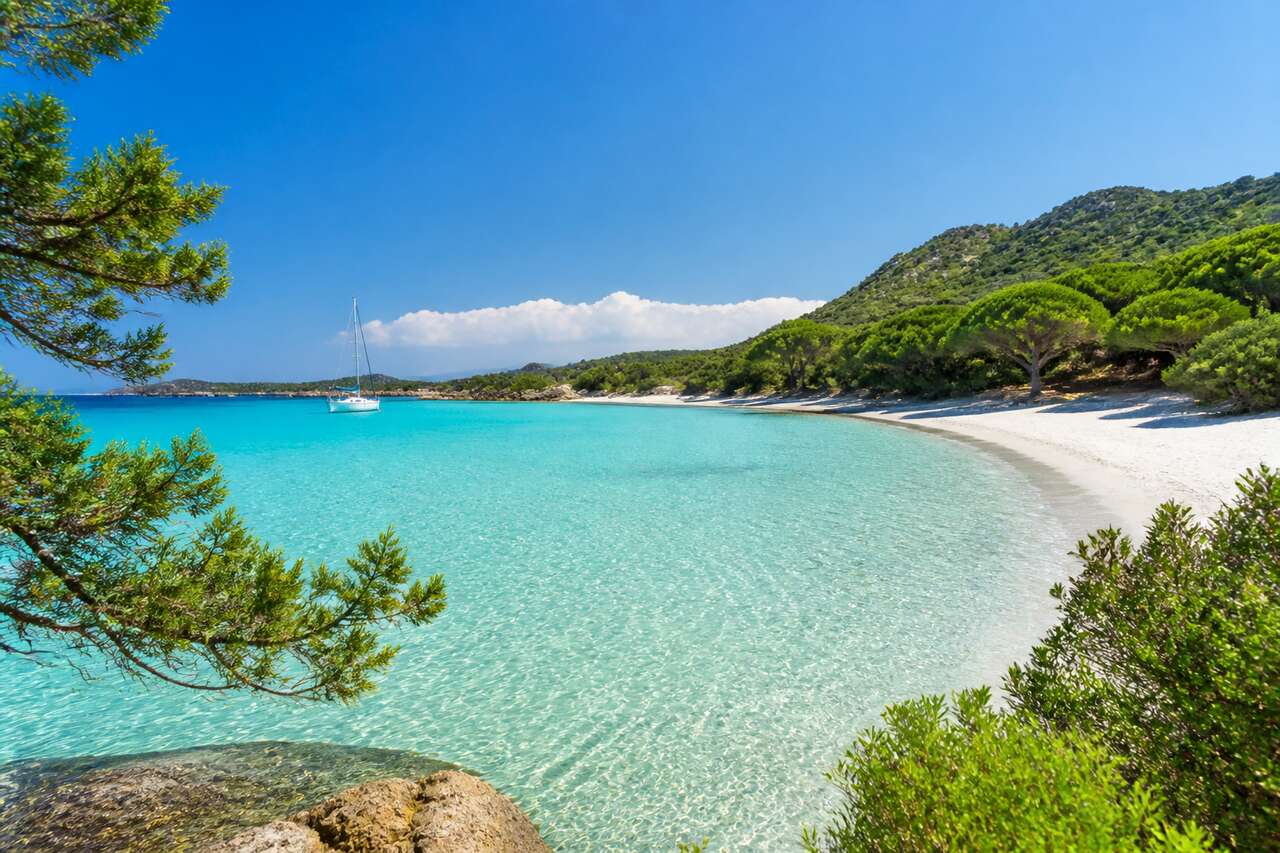 Les secrets cachés de Santa Giulia : découverte d'une plage magique