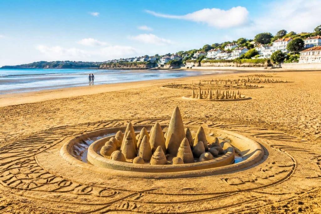 Découverte artistique de la plage de la Grande Conche : entre sable fin et sculptures éphémères