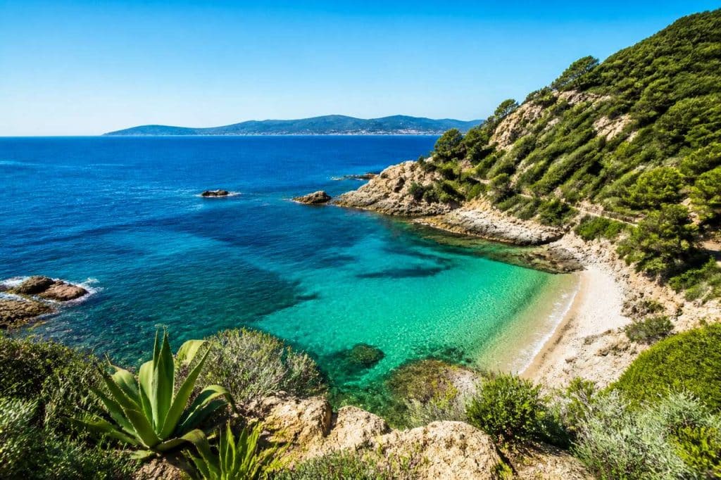 Découvrir les criques cachées du lavandou : un trésor de tranquillité