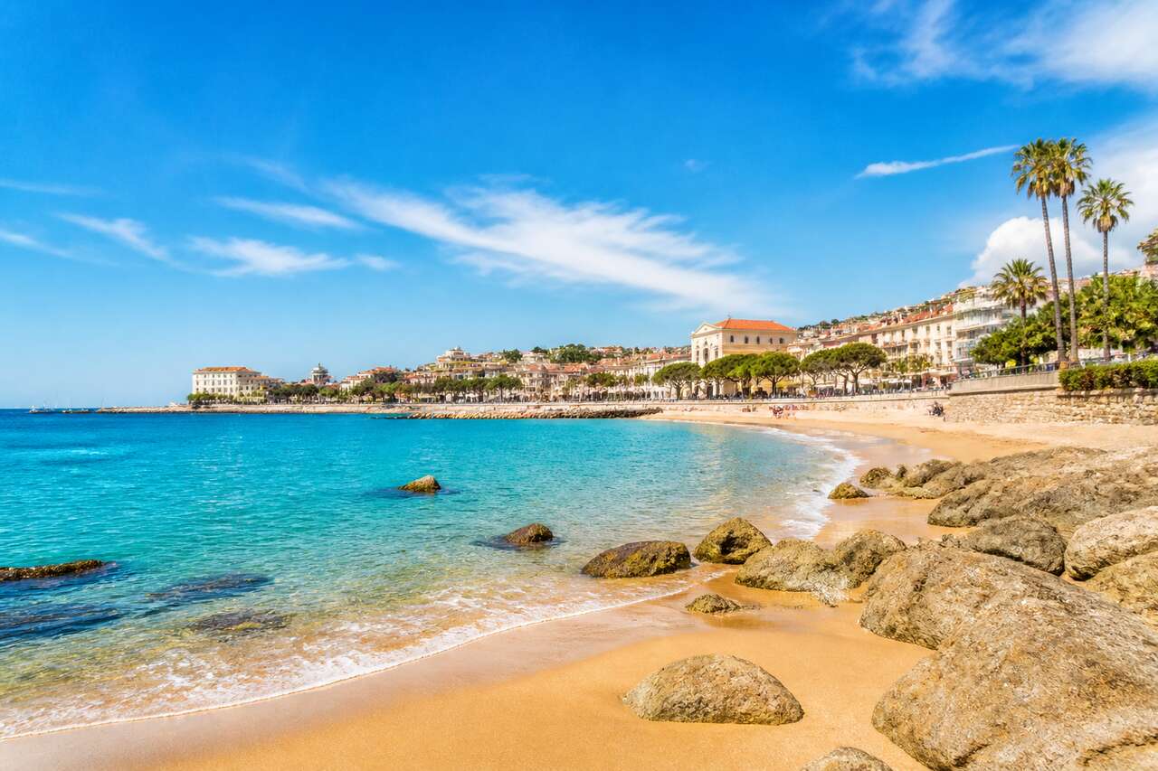 Une journée ensoleillée à la plage des catalans : plongez dans l'ambiance méditerranéenne