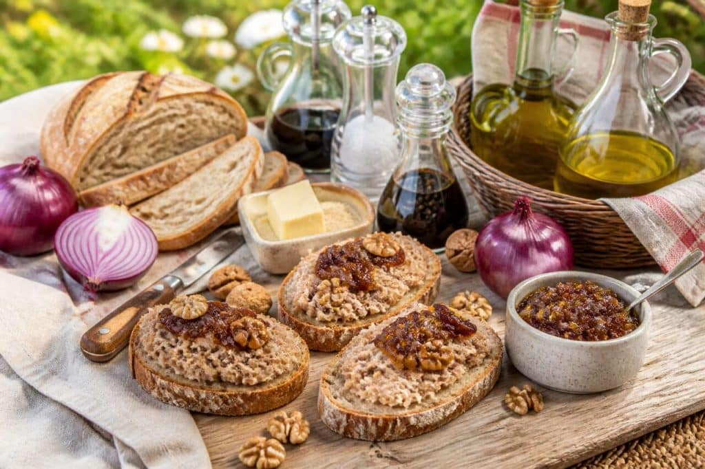 Tartines croustillantes aux rillettes de porc, noix et chutney d'oignons caramélisés pour le pique-nique