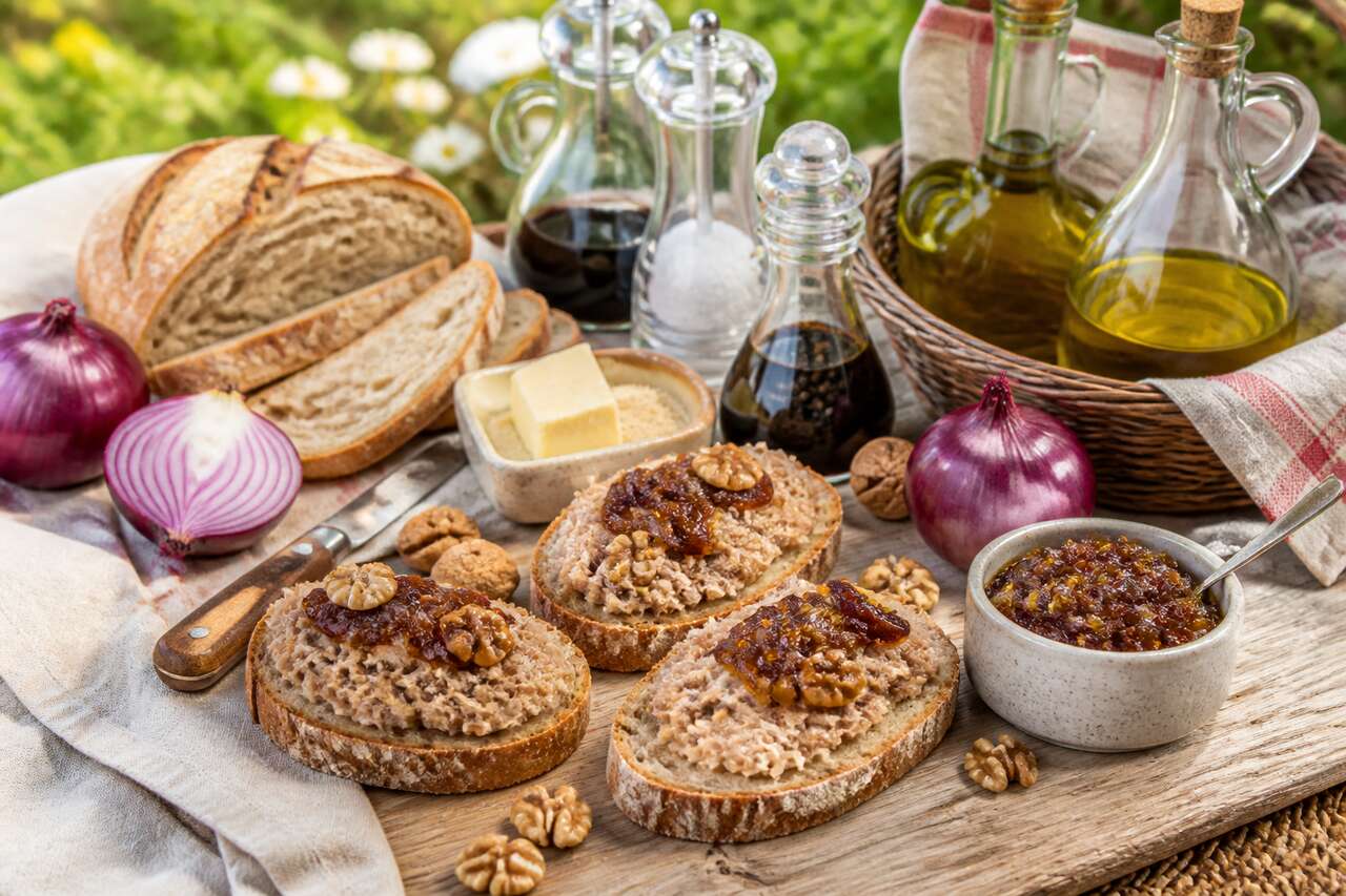 Tartines croustillantes aux rillettes de porc, noix et chutney d'oignons caramélisés pour le pique-nique