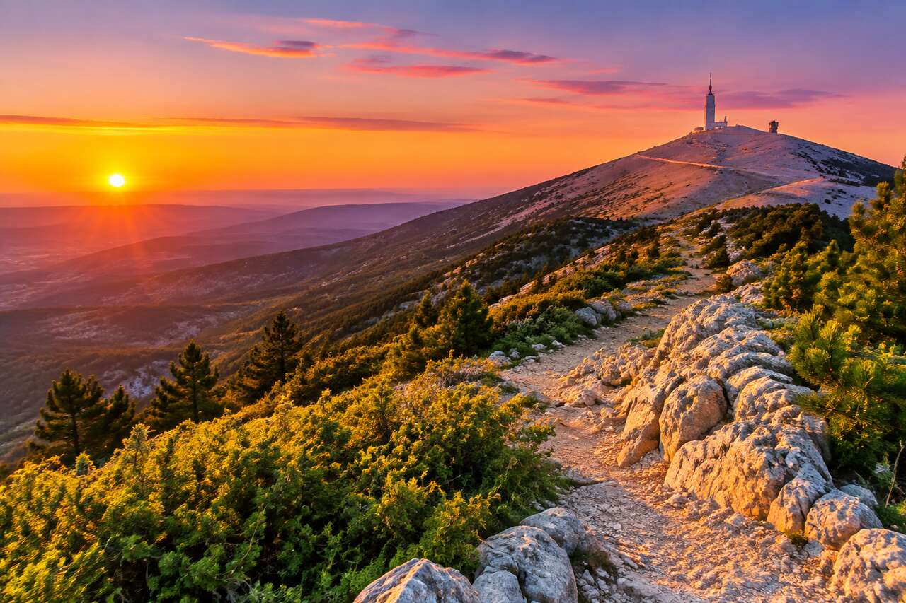 Randonnée crépusculaire au mont Ventoux : les équipements indispensables pour admirer le coucher du soleil en toute sécurité