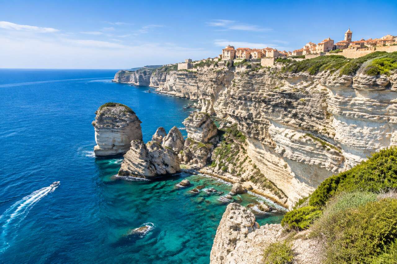 Exploration sauvage à Bonifacio : nos conseils de sécurité pour randonner sur les falaises de calcaire