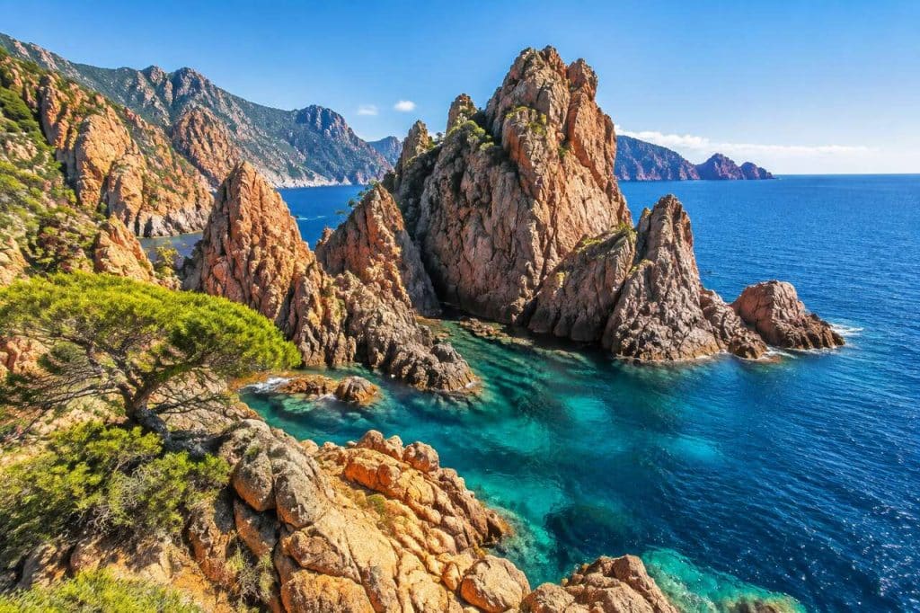 Randonnée au cœur des merveilles de granit des calanques de Piana : ce qu'il faut savoir pour arpenter les sentiers corses en toute sécurité