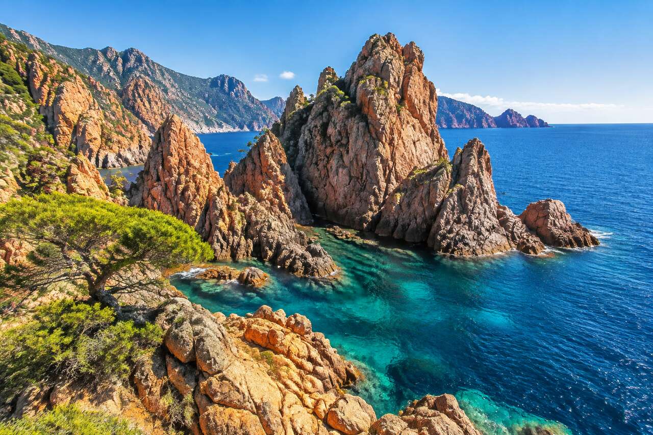 Randonnée au cœur des merveilles de granit des calanques de Piana : ce qu'il faut savoir pour arpenter les sentiers corses en toute sécurité