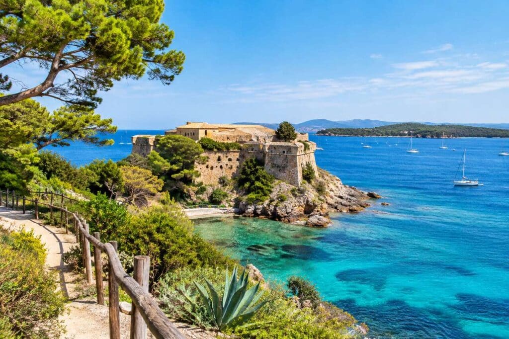 Dans les pas des explorateurs : histoire et trésors cachés de porquerolles